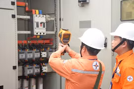 Nhân viên EVNHANOI kiểm tra vận hành thiết bị điện. (Ảnh: PV/Vietnam+)