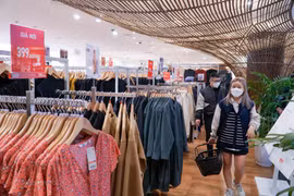 Khách hàng mua sắm tại một của hàng của Uniqlo trên phố Phạm Ngọc Thạch, quận Đống Đa, Hà Nội. (Ảnh: PV/Vietnam+)