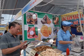 Hội chợ thu hút 150 gian hàng của khoảng gần 100 đơn vị tham gia đến từ 20 tỉnh, thành phố, các quận, huyện, thị xã của Hà Nội. (Ảnh: Xuân Quảng/Vietnam+)