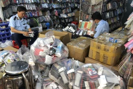 Lực lượng Quản lý thị trường Thành phố Hồ Chí Minh kiểm tra hàng hóa có dấu hiệu vi phạm. (Ảnh: Đức Duy/Vietnam+)