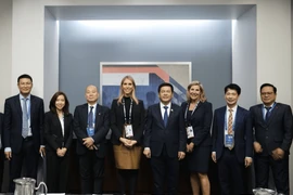 Bộ trưởng Công Thương Nguyễn Hồng Diên tiếp Phó Chủ tịch Tập đoàn bán lẻ Walmart. (Ảnh: PV/Vietnam+)