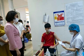 Phó Chủ tịch UBND thành phố Hà Nội Vũ Thu Hà kiểm tra công tác phòng, chống dịch bệnh. (Ảnh: PV/Vietnam+)