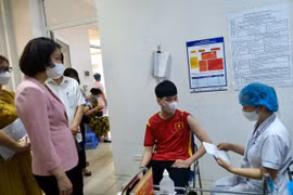 Phó Chủ tịch UBND thành phố Hà Nội Vũ Thu Hà kiểm tra công tác phòng, chống dịch bệnh. (Ảnh: PV/Vietnam+)
