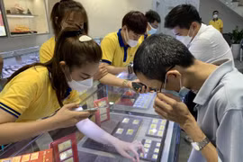 Khách hàng giao dịch vàng. (Ảnh: PV/Vietnam+)