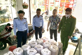 Lực lượng Quản lý thị trường kiểm tra hàng hóa vi phạm. (Ảnh: PV/Vietnam+)