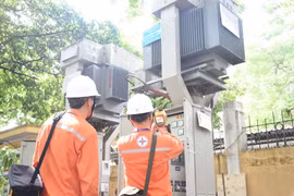 Nhân viên ngành điện kiểm tra vận hành an toàn các thiết bị. (Ảnh: Đức Duy/Vietnam+)