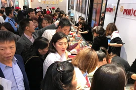 Khách hàng giao dịch vàng tại thị trường Hà Nội. (Ảnh: Đức Duy/Vietnam+)