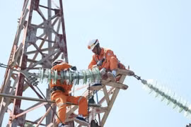 Các công ty Điện lực trực thuộc EVNNPC huy động 100% quân số, ứng trực 24/24h để sẵn sàng khôi phục nhanh nhất các sự cố về điện. (Ảnh: EVNNPC) 