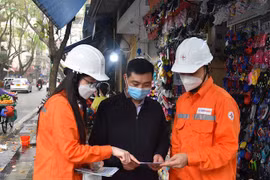 Nhân viên EVNHANOI hướng dẫn người dân các giải pháp tiết kiệm điện. (Ảnh: evnhanoi)