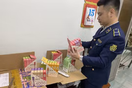 Cán bộ Đội Quản lý thị trường số 17 kiểm tra thuốc lá điện tử có dấu hiệu vi phạm. (Ảnh: (PV/Vietnam+)