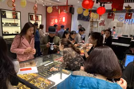 Khách hàng giao dịch vàng tại khu vực Hà Nội. (Ảnh: Đức Duy/Vietnam+)