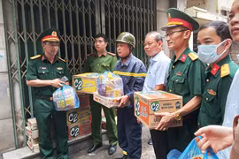 Các tổ chức chính trị-xã hội từ quận tới phường và Nhân dân trên địa bàn quận Thanh Xuân tổ chức quyên góp nhu yếu phẩm,vật dụng gia đình. (Ảnh: Xuân Quảng/Vietnam+)