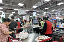 Hà Nội phấn đấu hết năm 2024, 60-70% các chợ truyền thống và 100% các siêu thị, trung tâm thương mại không sử dụng túi nilon khó phân hủy. (Ảnh: Xuân Quảng/Vietnam+)