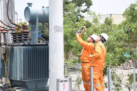 Nhân viên EVN kiểm tra vận hành các thiết bị điện. (Ảnh: PV/Vietnam+)