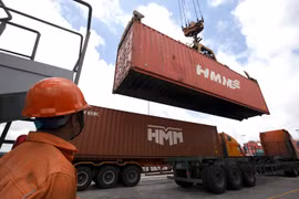 Hoạt động thông quan, thúc đẩy xuất nhập khẩu. (Ảnh: Đức Duy/Vietnam+)