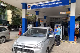 Nhân viên Petrolimex bán xăng cho khách hàng. (Ảnh: Đức Duy/Vietnam+)