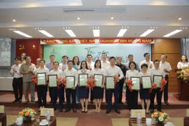 Các đại biểu chụp ảnh lưu niệm cùng đại diện các Ban/Văn phòng Tập đoàn đạt giải. (Ảnh: PV/Vietnam+)