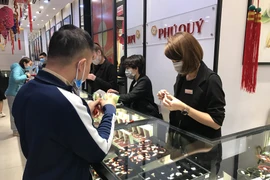 Khách hàng giao dịch vàng tại thị trường Hà Nội. (Ảnh: Đức Duy/Vietnam+)