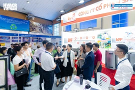 Các đại biểu tham quan gian hàng tại Triển lãm HVACR Vietnam 2023 tại Hà Nội. (Ảnh: Đức Duy/Vietnam+)