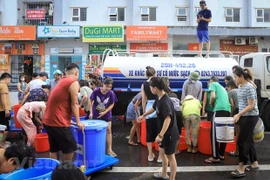 Xe bồn chở nước sạch phục vụ người dân Khu đô thị Thanh Hà. (Ảnh: PV/Vietnam+)