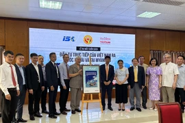 Các đại biểu tại Lễ ra mắt biểu trưng cuốn sách: Đầu tư trực tiếp của Việt Nam ra nước ngoài và tại Myanmar. (Ảnh: Xuân Quảng/Vietnam+)