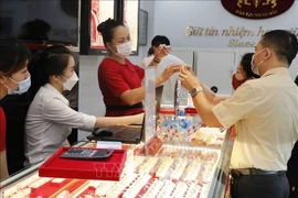 Giao dịch vàng tại doanh nghiệp. (Ảnh: Vietnam+)