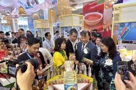 Lãnh đạo Bộ Công Thương tham dự Vietnam Expo 2023. (Ảnh: Xuân Quảng/Vietnam+)