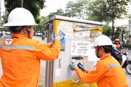 Tình trạng dán quảng cáo rao vặt đã làm mất đi tính cảnh báo và gây nguy hiểm cho người dân. (Ảnh: evnhanoi)