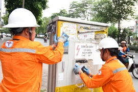 Tình trạng dán quảng cáo rao vặt đã làm mất đi tính cảnh báo và gây nguy hiểm cho người dân. (Ảnh: evnhanoi)