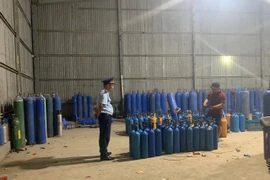 Lực lượng chức năng tỉnh Bắc Ninh kiểm tra khí N20 có dấu hiệu vi phạm pháp luật. (Ảnh: Đức Duy/Vietnam+)