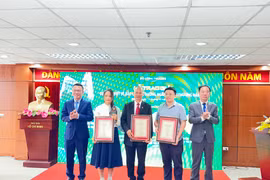 Nhóm tác giả đạt giải đặc biệt Cuộc thi viết về bảo vệ môi trường ngành Công Thương năm 2023. (Ảnh: Đức Duy/Vietnam+)