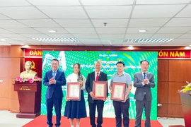 Nhóm tác giả đạt giải đặc biệt Cuộc thi viết về bảo vệ môi trường ngành Công Thương năm 2023. (Ảnh: Đức Duy/Vietnam+)