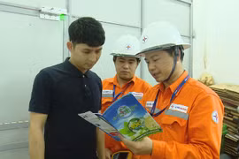 Nhân viên EVN Hà Nội tuyên truyền khách hàng các giải pháp tiết kiệm điện. (Ảnh: Đức Duy/Vietnam+)