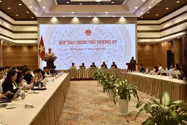 Phiên họp báo Chính phủ thường kỳ do Văn phòng Chính phủ tổ chức tối 3/4. (Ảnh: Xuân Quảng/Vietnam+)