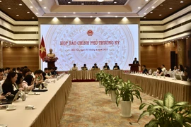 Phiên họp báo Chính phủ thường kỳ do Văn phòng Chính phủ tổ chức tối 3/4. (Ảnh: Xuân Quảng/Vietnam+)