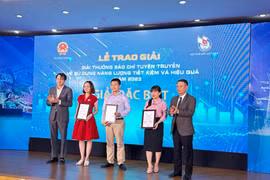 Ông Nguyễn Đức Lợi, Phó Chủ tịch Thường trực Hội Nhà báo Việt Nam và ông Phương Hoàng Kim trao Giải Đặc biệt cho tác giả đạt giải xuất sắc. (Ảnh: Đức Duy/Vietnam+)