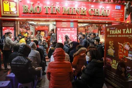 Người dân xếp hàng mua vàng trên phố Nhân Tông Tông, Hà Nội để mua vàng ngày vía Thần Tài. (Ảnh: Minh Hiếu/Vietnam+)