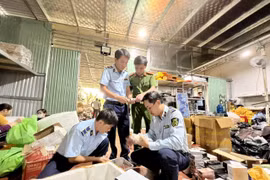 Lãnh đạo Tổng cục Quản lý Thị trường trực tiếp chỉ đạo kiểm tra cơ sở trên. (Ảnh: Đức Duy/Vietnam+)