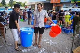Việc cấp nước tại Khu Đô thị Thanh Hà những ngày vừa qua gặp khó khăn. (Ảnh: Hoài Nam/Vietnam+)