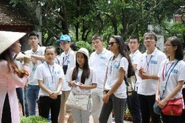 Các đại biểu tham quan Văn Miếu-Quốc Tử Giám. (Ảnh: TTXVN)