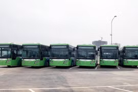 Dàn xe buýt nhanh BRT Kim Mã-bến xe Yên Nghĩa đang tập kết và chờ ngày lăn bánh. (Ảnh: Doãn Đức/Vietnam+)