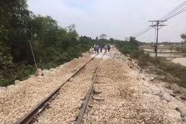 Công nhân viên đường sắt khắc phục hậu quả đường sắt bị ảnh hưởng do lũ miền Trung. (Ảnh: VNR cung cấp)
