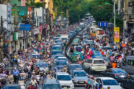 Nhiều tuyến phố gần như bị 'tê liệt,' vì tắc đường, nhất là vào giờ cao điểm. (Ảnh: PV/Vietnam+)