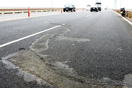 Hư hỏng trên nền mặt cầu Thăng Long vẫn chưa được sửa chữa triệt để. (Ảnh: TTXVN)