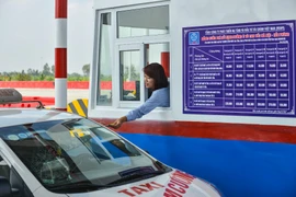 Thu phí phương tiện trên tuyến đường cao tốc Hà Nội-Hải Phòng. (Ảnh: Minh Sơn/Vietnam+)
