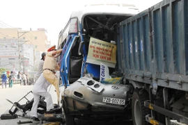 Hiện trường một vụ tai nạn giao thông nghiêm trọng. (Ảnh: TTXVN)