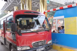 Trạm thu phí trên Quốc lộ 6 bị sụt giảm về doanh thu, ảnh hưởng nhiều đến phương án tài chính của nhà đầu tư. (Ảnh: Việt Hùng/Vietnam+)