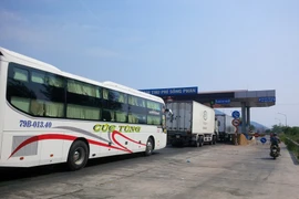 Mức phí khá là cao trong khi có những con đường lưu lượng giao thông rất lớn, lãi thu về thực chất rất cao. (Ảnh: Doãn Đức/Vietnam+)