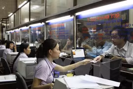 Hành khách mua vé tàu tại Ga Hà Nội. (Ảnh: TTXVN)