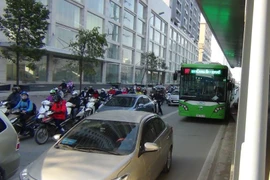 Các phương tiện khác vẫn chen chân vào làn đường riêng cho xe buýt nhanh dù có biển báo, vạch sơn phản quang phân làn xe. (Ảnh: Việt Hùng/Vietnam+)